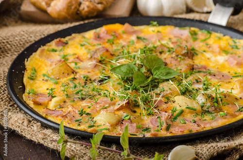 Egg omeletta with ham and herbs