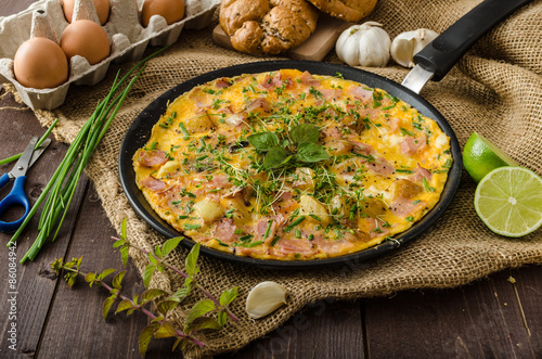 Egg omeletta with ham and herbs