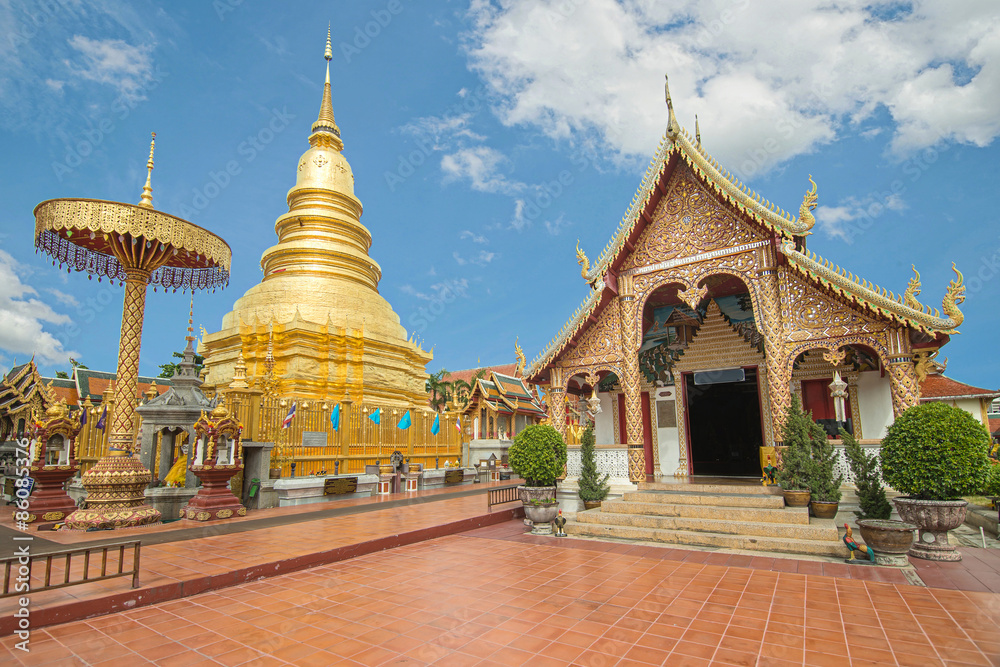 Fototapeta premium Wat Phra That Hariphunchai in Lampoon, Thailand