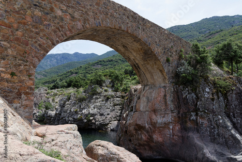 steinerne brücke über den Fango Fluss auf Korsika