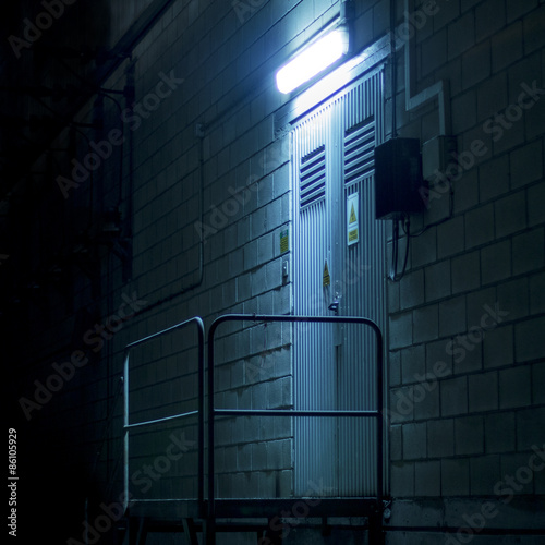 Foto Puerta de nave industrial iluminada por la noche
