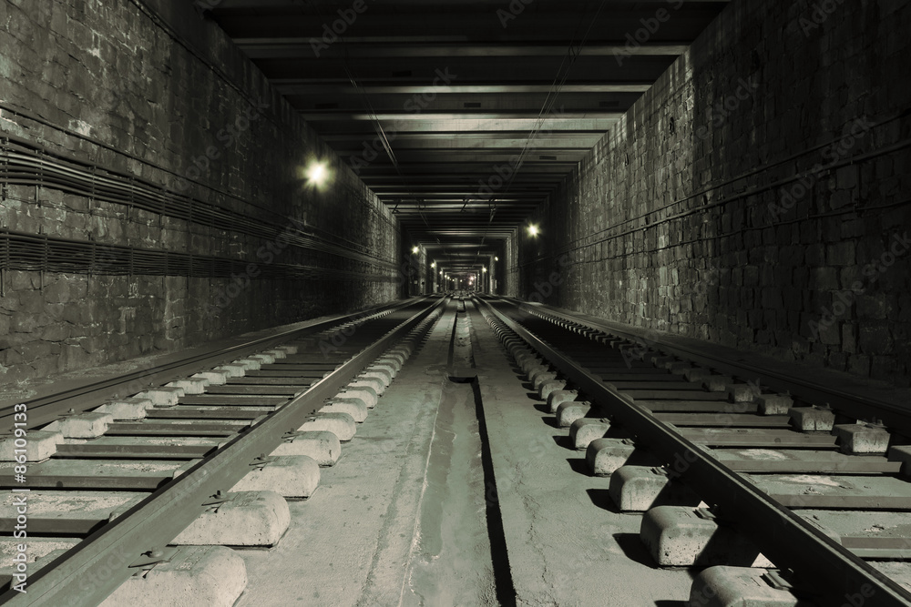 Obraz premium Stary i opuszczony tunel kolejowy