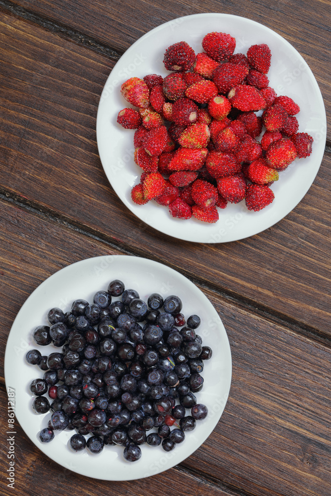 blueberries and strawberries on a plate blueberries and strawberries on a plate