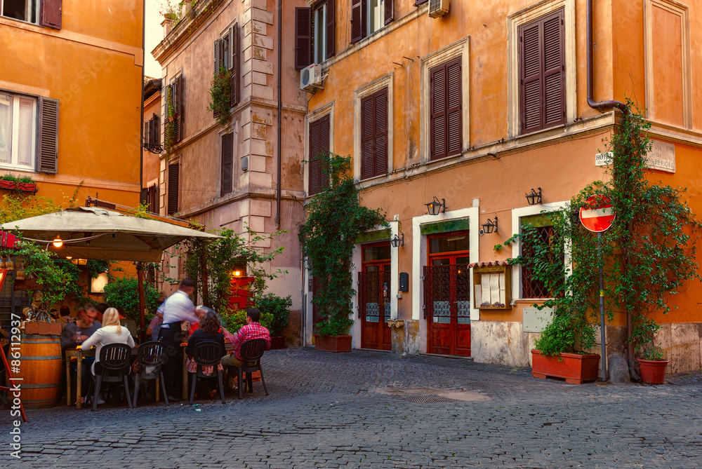 Obraz premium Stara ulica w Trastevere w Rzymie, Włochy