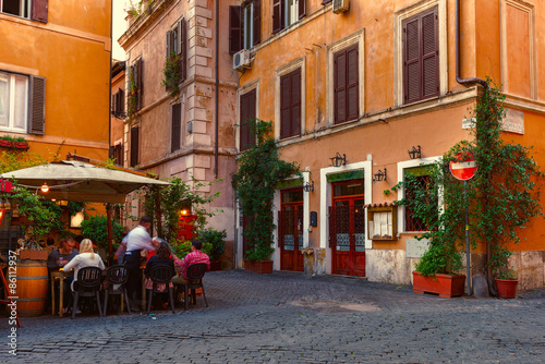 Fototapeta Naklejka Na Ścianę i Meble -  Old street in Trastevere in Rome, Italy