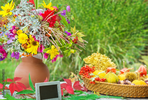 Herbstblumen, Herbstdekoration mit Tafel photo