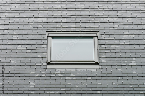 Modernes Dachfenster und Schieferdach photo