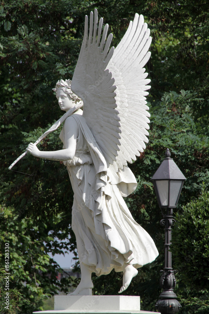 Obraz premium Statue eines Engels am Schloss Schwerin