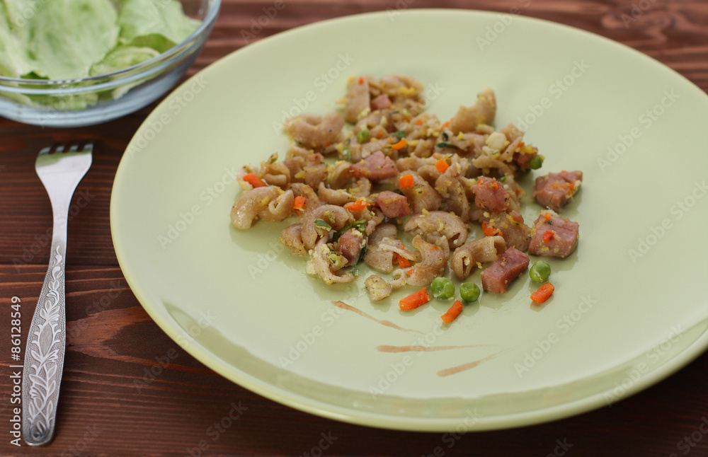 Wholegrain rigatoni with green peas and carrot and chicken sausa
