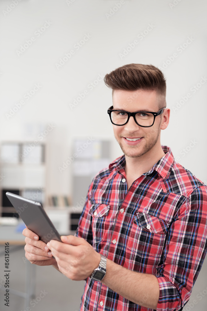 moderner junger mann im büro mit tablet-pc moderner junger mann im büro mit tablet-pc