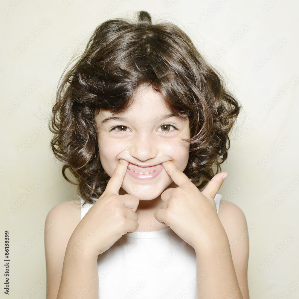 Foto de Niña mostrando las encías y los dientes do Stock | Adobe Stock