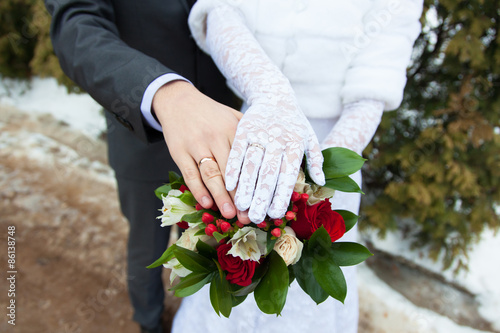 Canvastavla the bride and groom with wedding rings