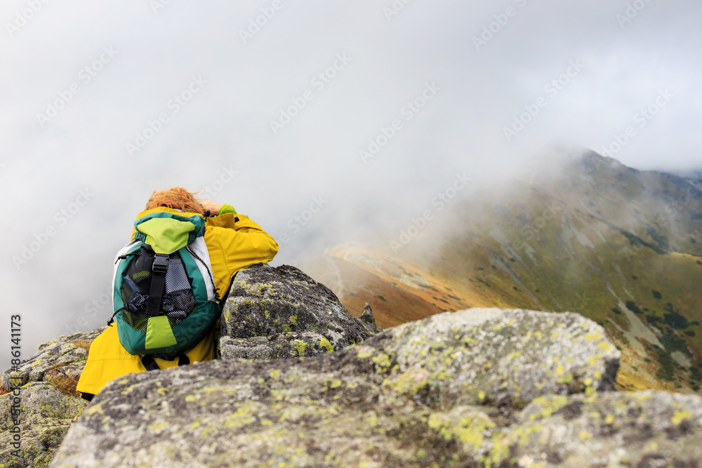 Obraz premium Female photographer shooting a mountain scenery