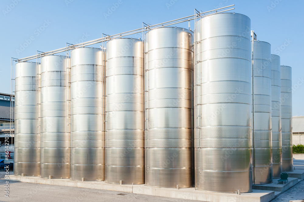 Stainless steel tanks for wine