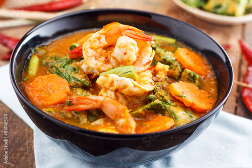 Spicy and Soup Curry with Shrimp and Vegetable Omelet