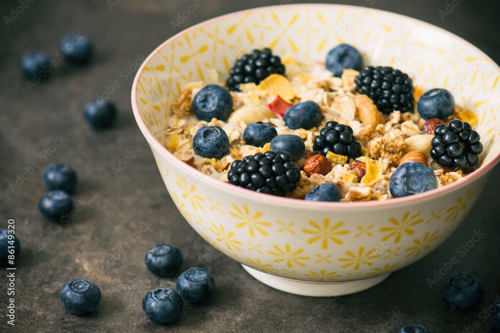 Müsli mit Beeren und Nüssen