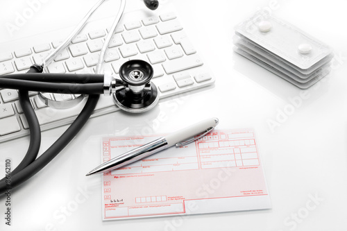 Rezept für Medikamente auf dem Schreibtisch einer Arzt Praxis