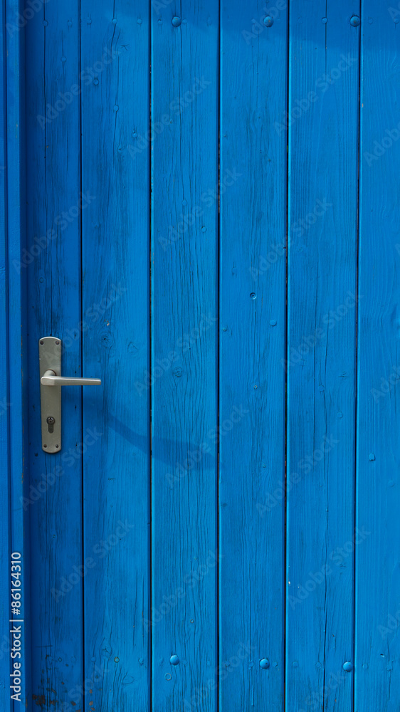 blaue holztür