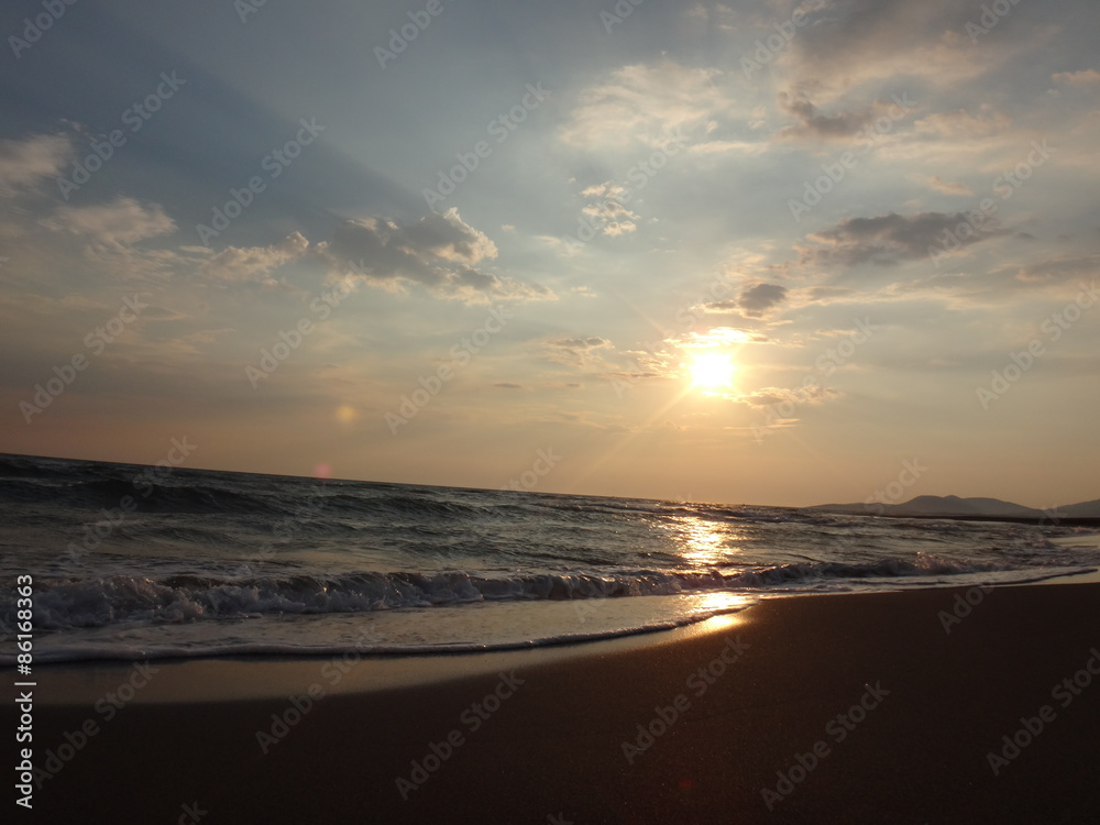 Закат над морем и песчаным пляжем