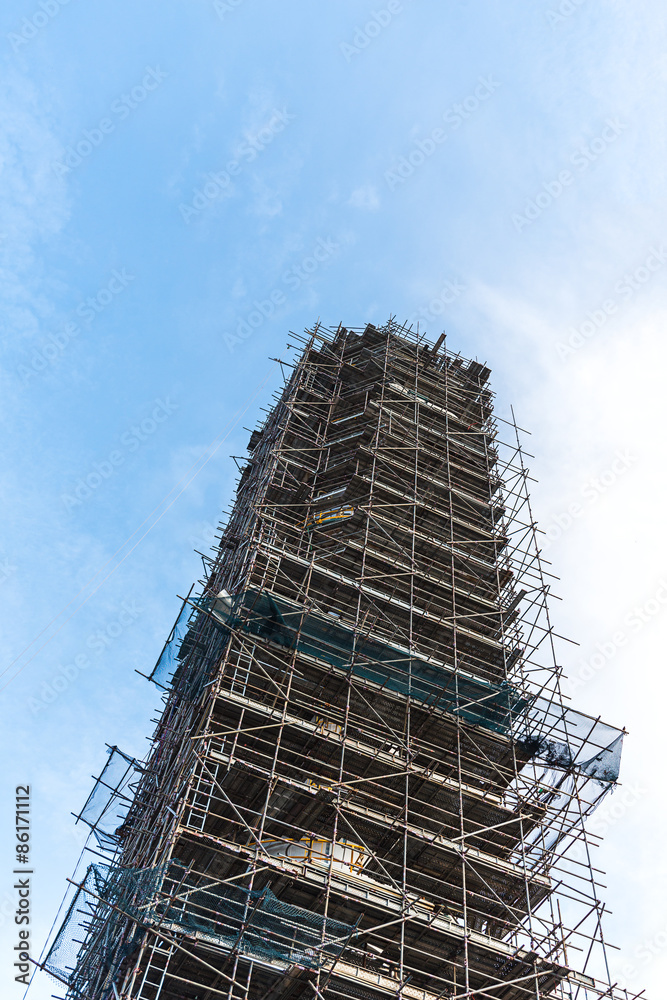 Assembly distillation tower cover by scaffolding in oil and gas