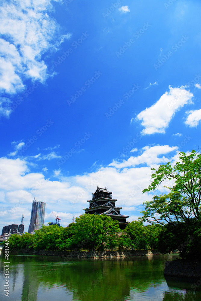 青空と広島城