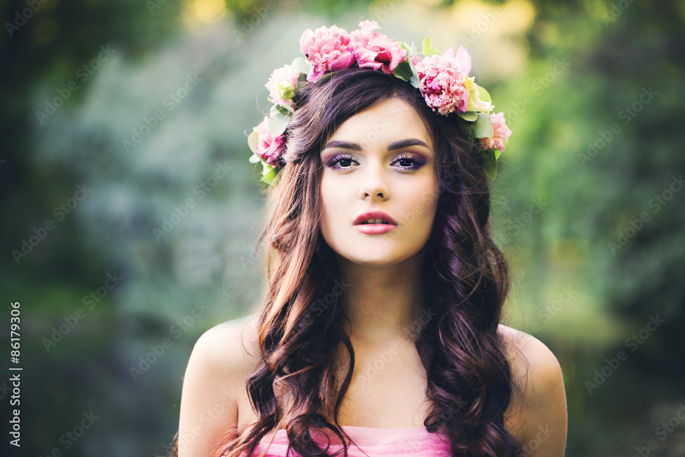 Naklejka premium Pretty Brunette Girl with Curly Hairstyle Outdoors. Fashion Woman