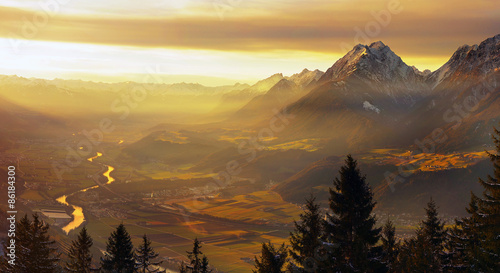 Blick von der Pirchner Ast in das Inntal Richtung Innsbruck. Der markante Berg rechts ist der Bettelwurf. Aufgenommen im Dezember 2014.