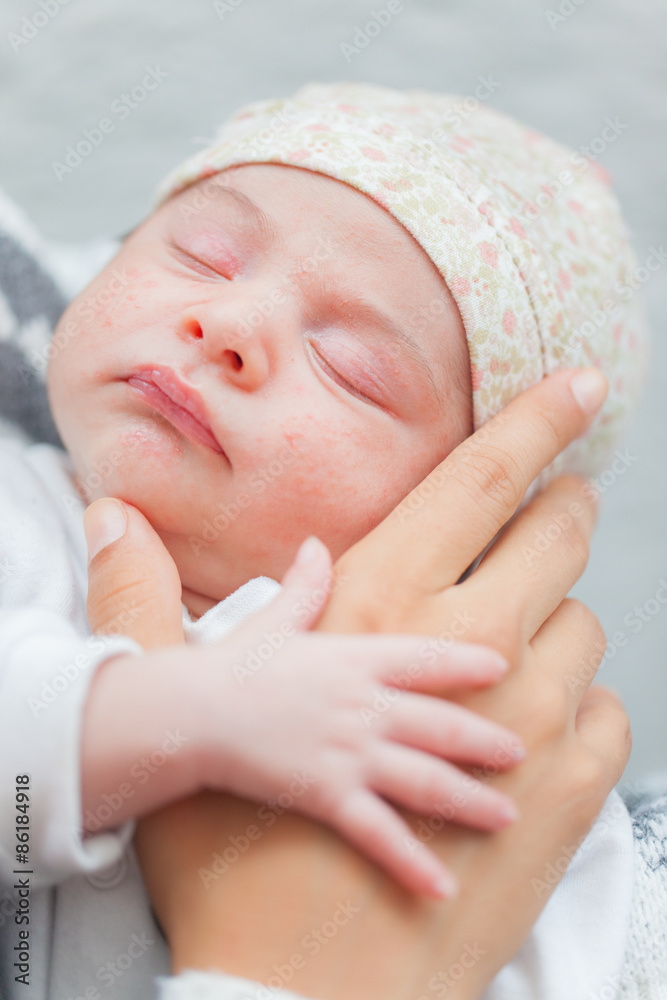 Fototapeta premium Neugeborenes hält die Hand der Mutter