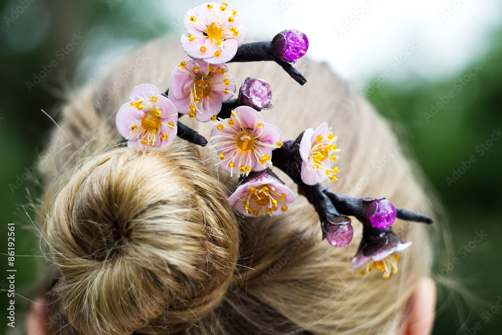 Naklejka premium A picture of bobby pin on head of blonde girl