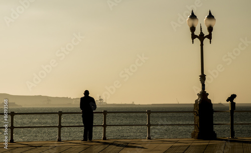Hombre al atardecer frente al mar