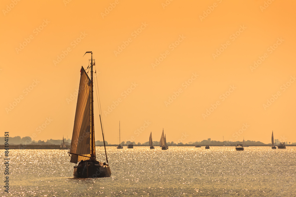 Obraz premium Frisian Dutch sailing ships during sundown