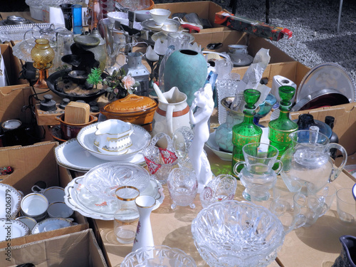 altes Geschirr auf dem Flohmarkt