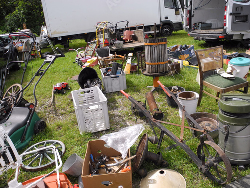 altes Gerümpel auf dem Flohmarkt