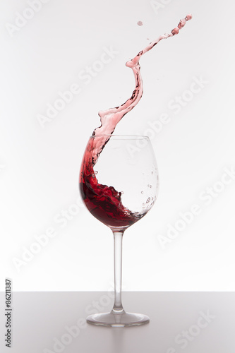 überschwappendes Weinglas