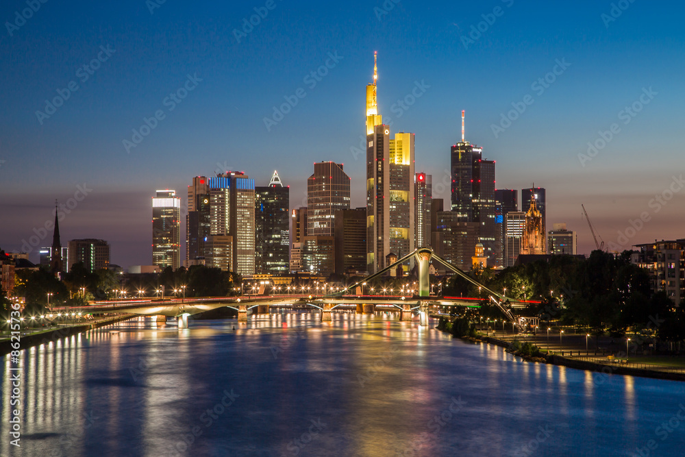 Bankenviertel Frankfurt in der Abenddämmerung Bankenviertel Frankfurt in der Abenddämmerung