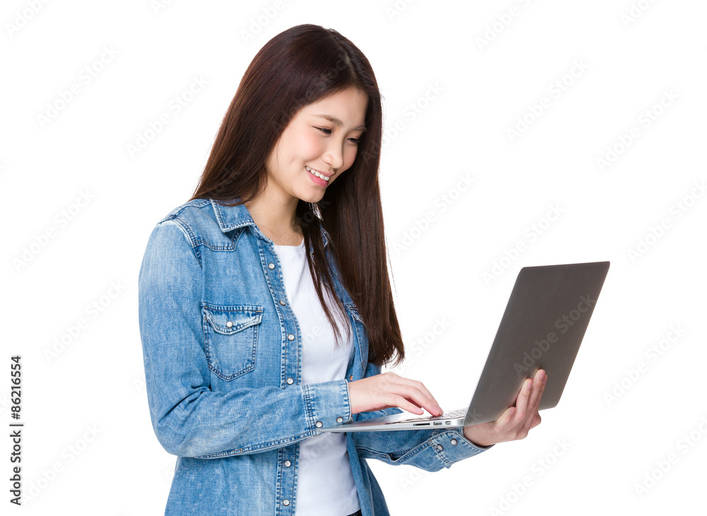 Naklejka premium Woman using the portable computer