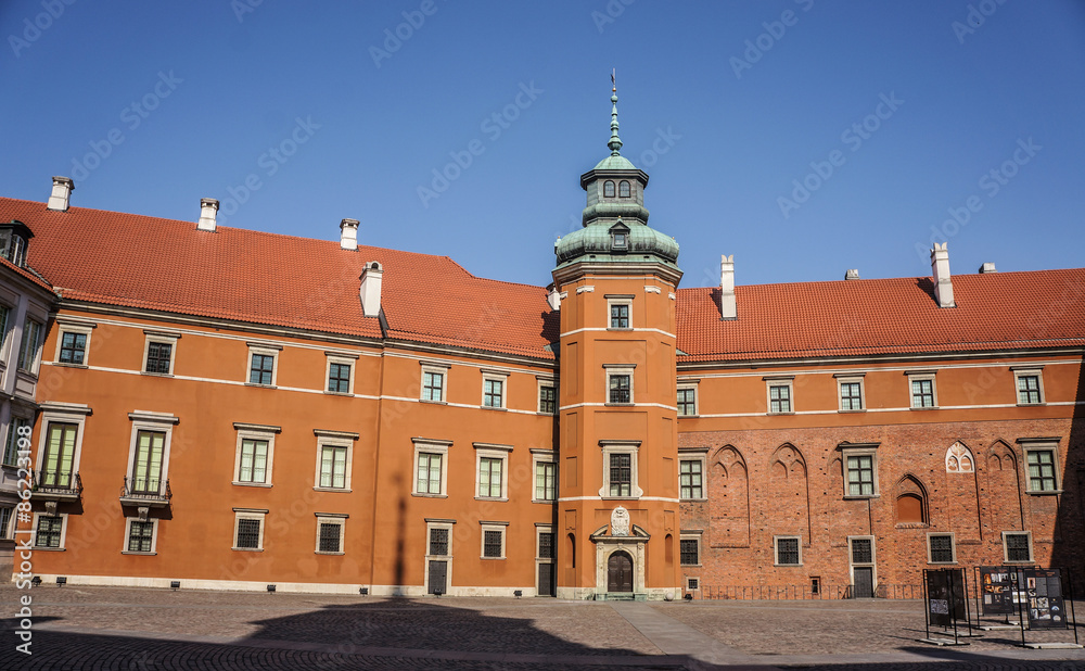 Fototapeta premium Widok Zamku Królewskiego w Warszawie z Placu Zamkowego, Polska