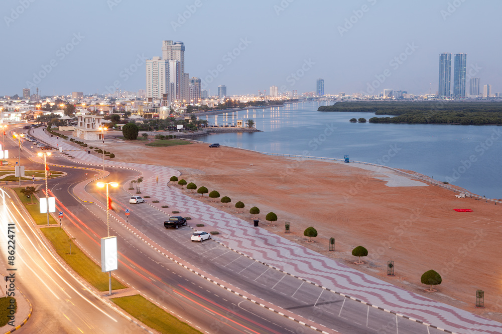 Naklejka premium Corniche in Ras al Khaimah at dusk
