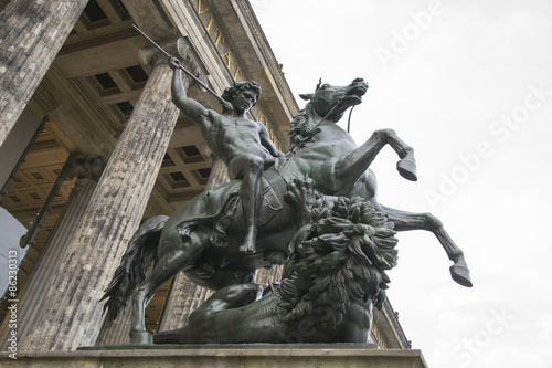 Statua raffigurante leone ucciso da una lancia photo