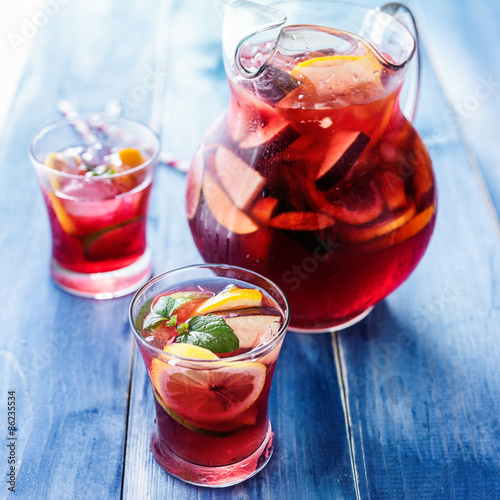 Fotografia sangria with fruits and mint garnish in cup