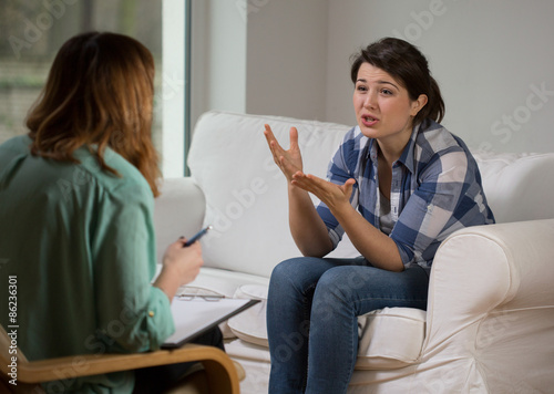 Εκτύπωση καμβά Gesticulating girl talking with psychologist