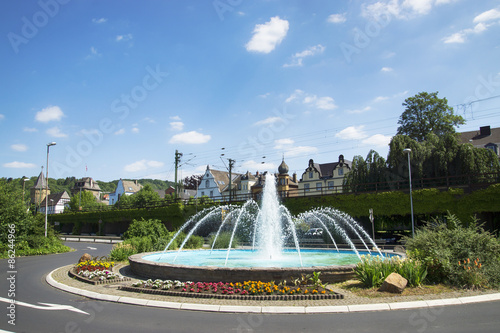 Springbrunnen an der B42 in Linz am Rhein, Deutschland
