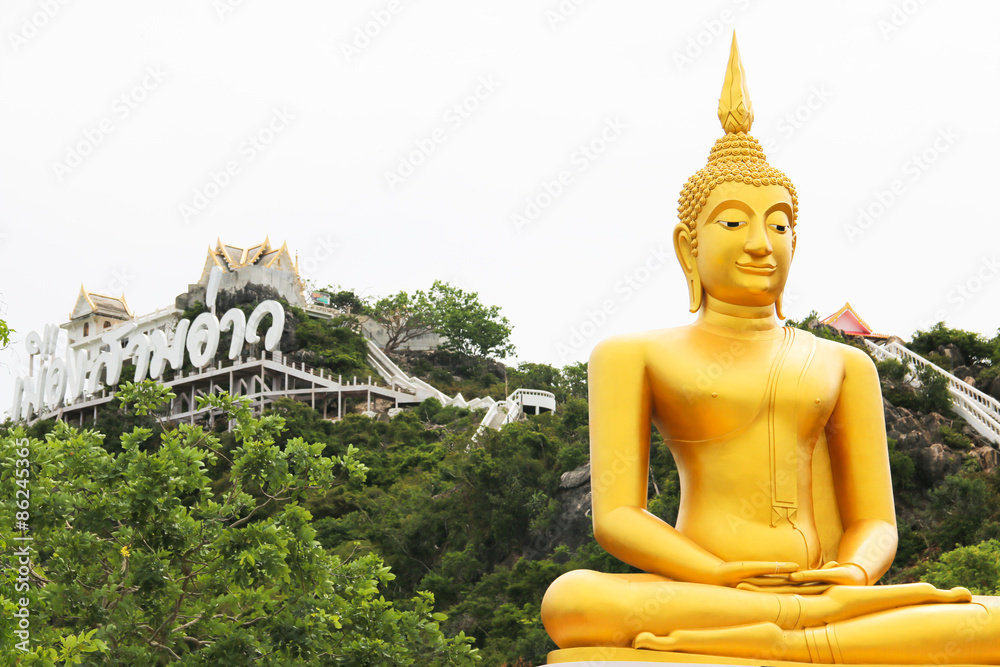 Obraz premium Buddha statue and the moutain background as horizontal