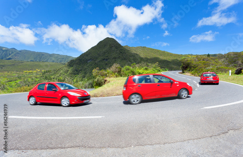 voitures rouges sur route des Plaines, île de la Réunion © Unclesam