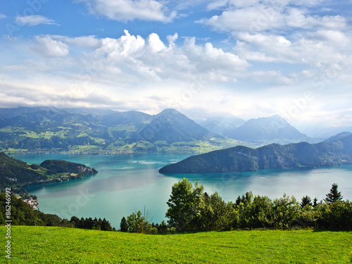 Schweizer Idylle zum Träumen: See, Berge, Unendlichkeit :) photo