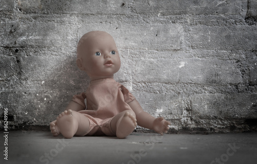 Obraz na płótnie Abandoned doll