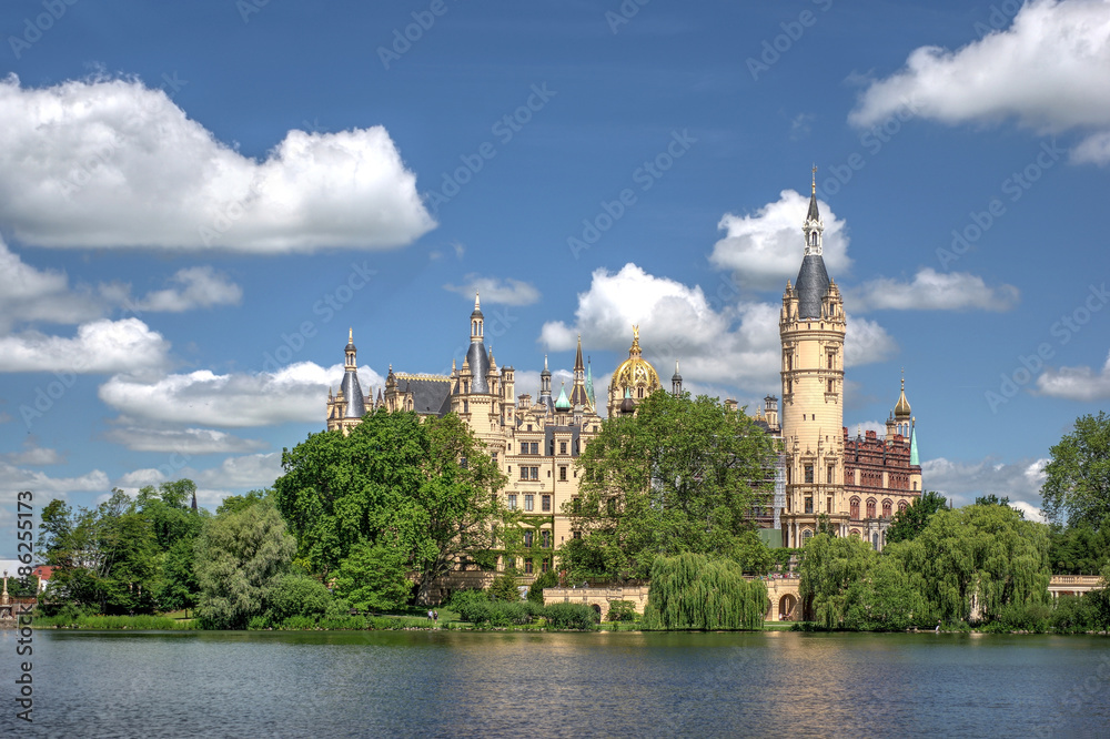 Schlossinsel Schwerin unter Schönwetterwolken