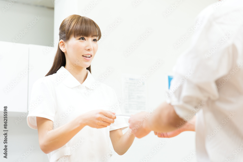 薬を渡す看護師 薬を渡す看護師