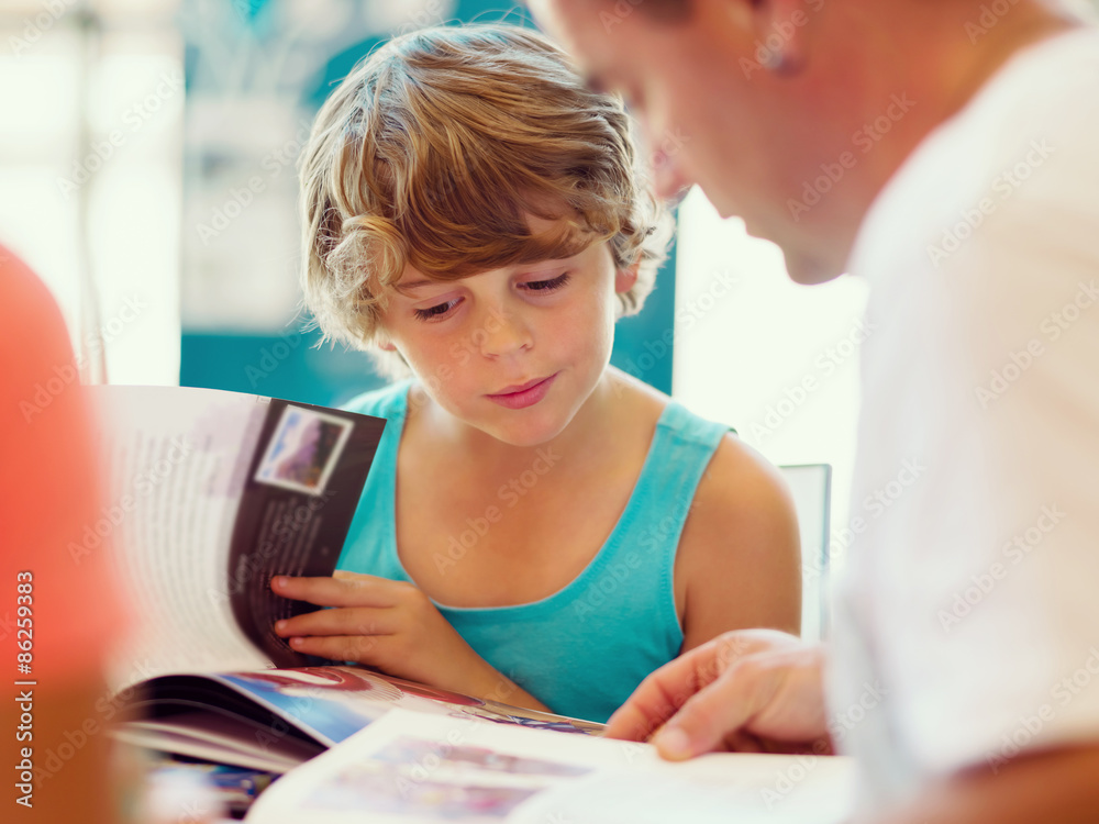 Fototapeta premium Family in library