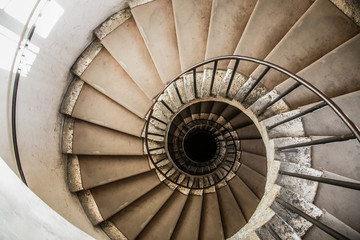 Fotobehang Trappen Architectonische wenteltrappen van bovenaf  © stocktributor